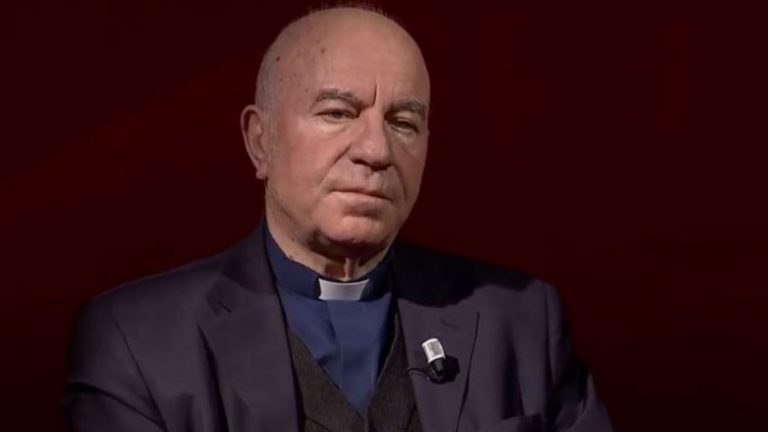 Don Lush Gjergji: Krishtlindja është festa e jetës, dashurisë dhe paqes