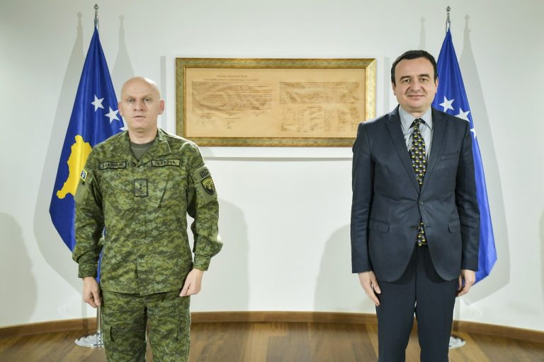 Kurti takohet me komandatin e ri të FSK-së, Bashkim Jasharin