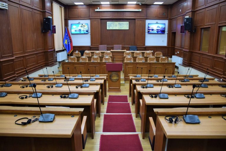 Komuna e Prizrenit me numër të vogël përkthyesish, ankohen komunitetet