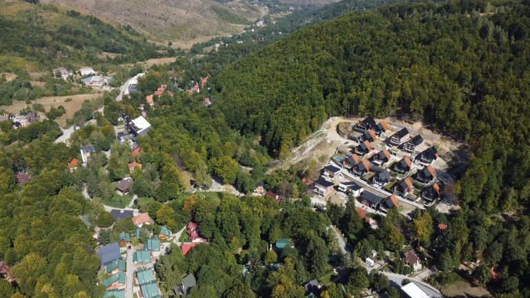 Gjykata aprovon kërkesën e prokurorit, urdhëron sekuestrimin e përkohshëm të villave në Brezovicë