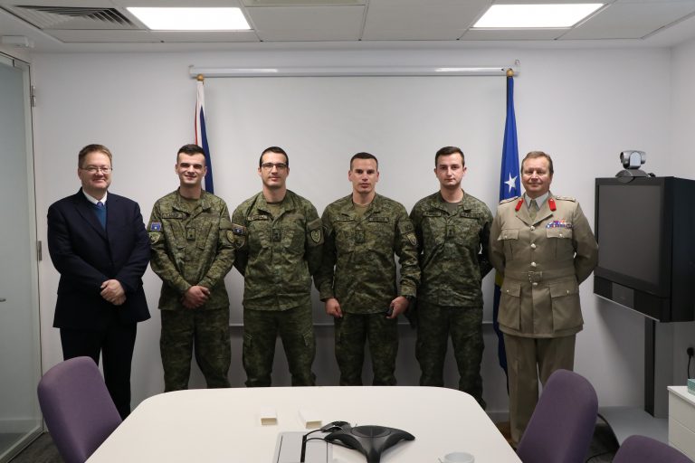 Mbretëresha e Britanisë ndan medalje për ushtarët e FSK-së