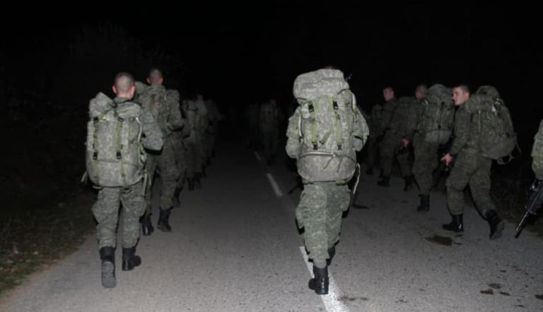 Pamje nga stërvitjet e kadetëve të FSK-së gjatë natës