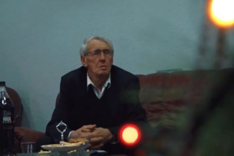 “Ishalla s’e len Zoti kon pa gru, vetmia është e rëndë”, emocionon 77-vjeçari që e pret i vetëm Vitin e Ri