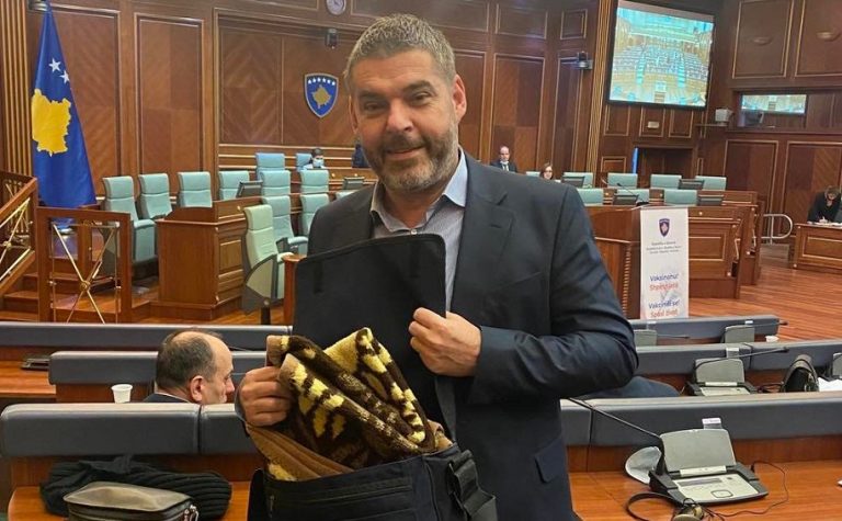 Ardian Kastrati i PDK-së i blen qebe Kurtit