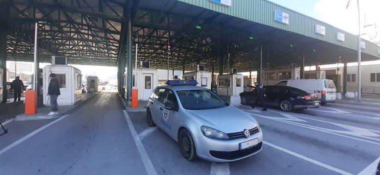 Policia Kufitare e Kosovës arreston një person të dyshuar, transportonte migrantë ilegal