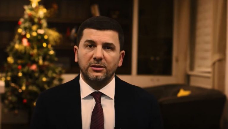 Krasniqi uron qytetarët për Vitin e Ri, veçanërisht Thaqin e Veselin (VIDEO)