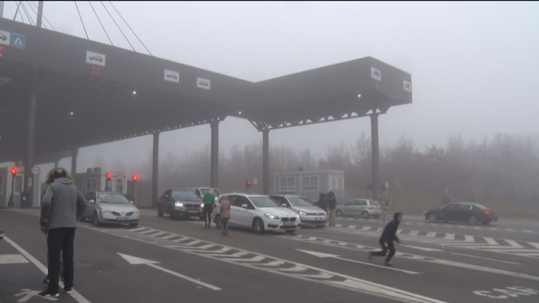 Pritje të gjata në Merdarë për hyrje në Kosovë