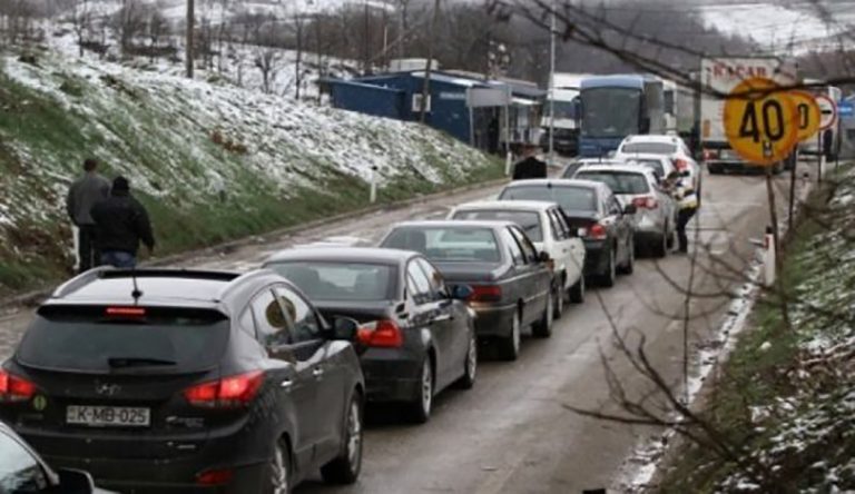 Kolonat në vendkalimet kufitare, në Merdar deri në dy orë pritje