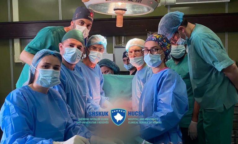 Në Klinikën e Kirurgjisë i hoqën pacientit një tumor me peshë 3.5 kilogramë