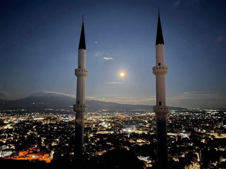 Sot Fitër Bajrami, miliona besimtarë myslimanë në të gjithë botën festojnë pas një muaji sakrifice