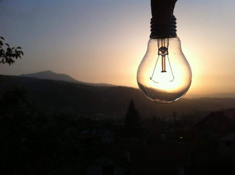 Shtrenjtimi i rrymës ua rëndon akoma më shumë jetën komuniteteve në Kosovë