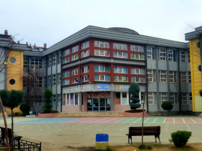 Kërkohet që të premten të përfundojë viti shkollor, shkak temperaturat e larta