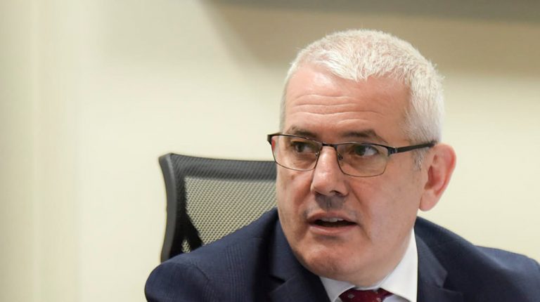 Dorëzohet kallëzim penal kundër Xhelal Sveçlës