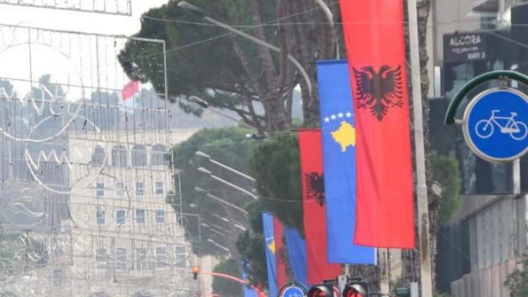 Përparim Rama vizitë në Shqipëri, Tirana mbushet me flamujë të Kosovës