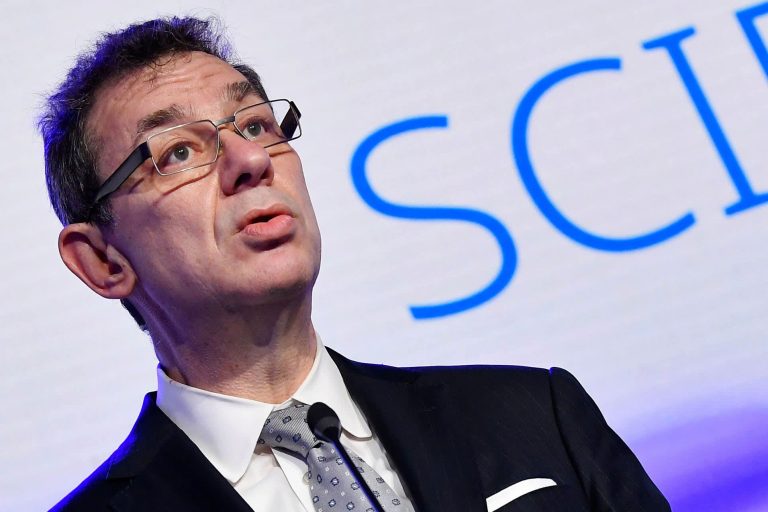 CEO i Pfizer jep lajmin e shumëpritur: Do t’i rikhehemi normalitetit në pranverë