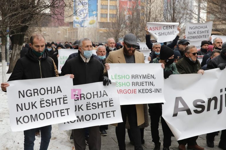Qytetarët protestojnë kundër shtrenjtimit të rrymës