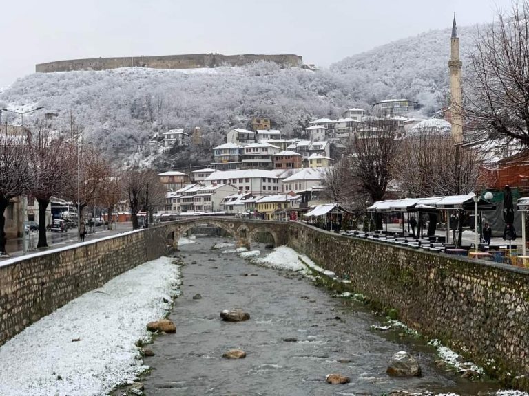 Prizrenasi sulmon fizikisht nënën dhe vëllain