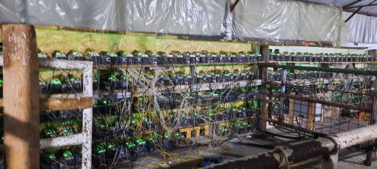 Leposaviq: Konfiskohen 272 pajisje të kriptovalutave dhe arrestohet një person