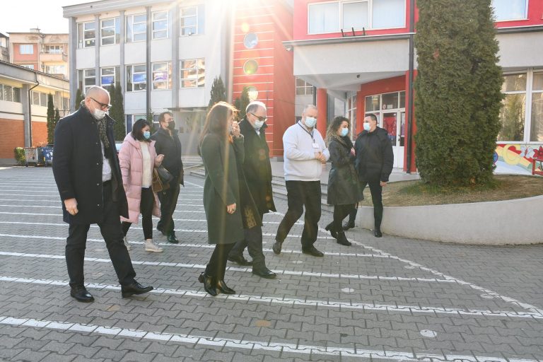 Kryetari Totaj së bashku me drejtoreshën e Arsimit dhe atë të Shëndetësisë, vizituan disa shkolla dhe çerdhe në Prizren