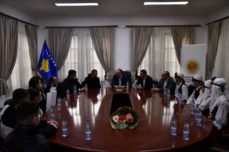 Kryetari Totaj priti udhëheqësit e Ansamblit “Lidhja e Prizrenit”