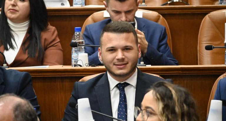 Adrit Krasniqi, zgjedhet shef i grupit të kuvendarëve të PDK-së në kuvendin e Prizrenit
