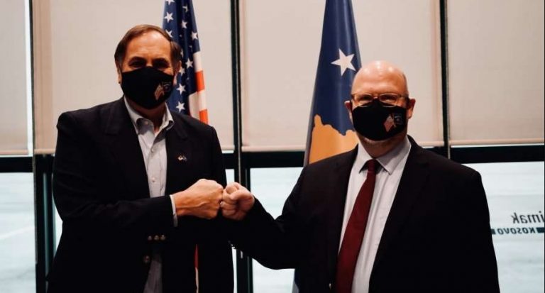 Arriti në Prishtinë ambasadori i emëruar i SHBA-së, Jeff Hovenier