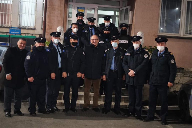 Totaj viziton policët, zjarrëfikësit dhe punonjësit e urgjencës që ishin kujdestar