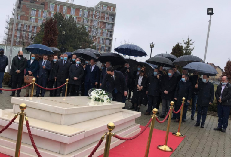 Abdixhiku bën homazhe të varri i Rugovës