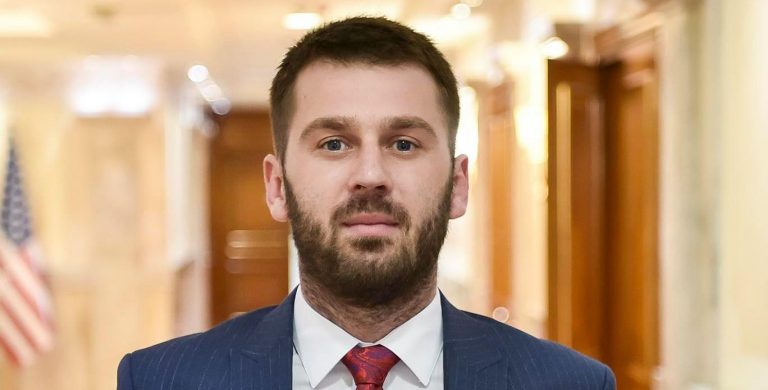 Këshilltari i Konjufcës: Mirë të protestohet kundër shtrenjtimit të rrymës, por jo mbi urrejtjen e individit