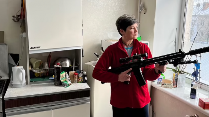 Rusët në kufi: Ukrainasja 52-vjeçare blen snajperin për të luftuar kundër tyre