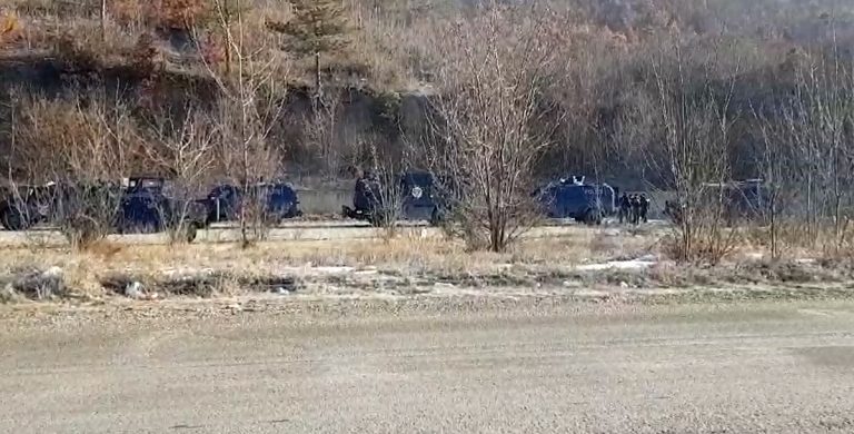 Njësitë Speciale me autoblinda vendosen në rrugën për Leposaviq (Video)