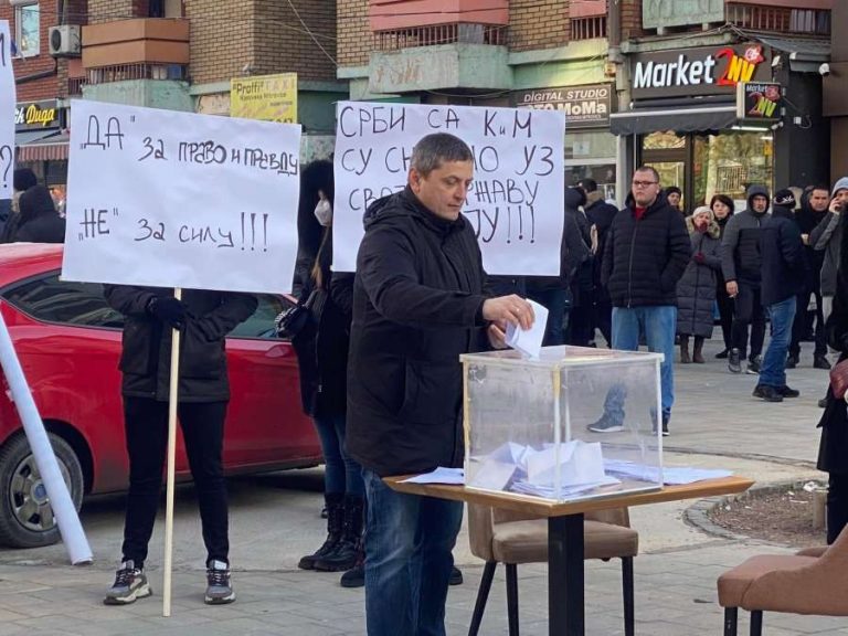 Serbet protestojnë në Veri kundër ndalimit të referendumit në Kosovë