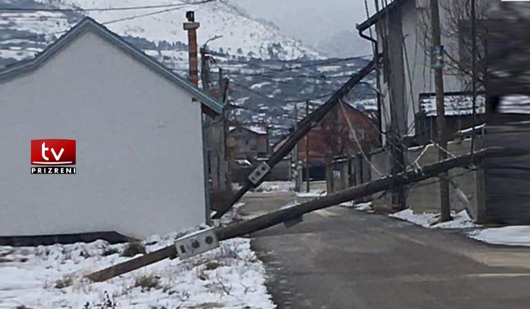 Rrëzohen shtyllat elektrike në lagjen “Arbanë”, kërkohet intervenim urgjent nga KEDS