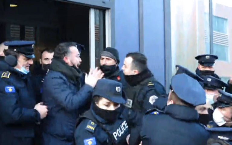Dardan Molliqaj përplaset me policët në prag të derës së Qeverisë