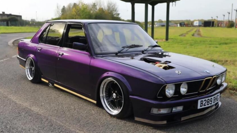 BMW E28 Serie 5 ka 500 kuaj fuqi dhe është e dekoruar me ari