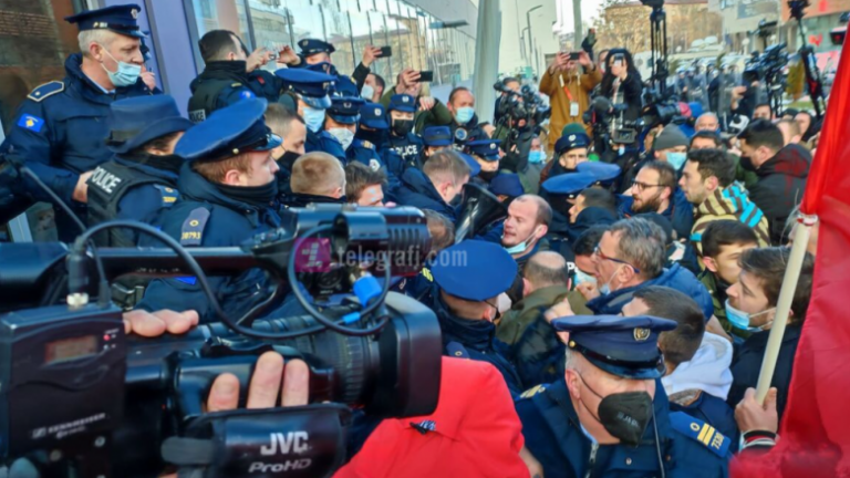 Eskalon protesta, protestuesit tentojnë të futen në ndërtesën e Qeverisë