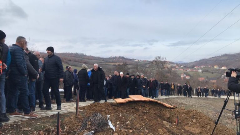 Nis ceremonia e varrimit të nënës së Kadri Veselit