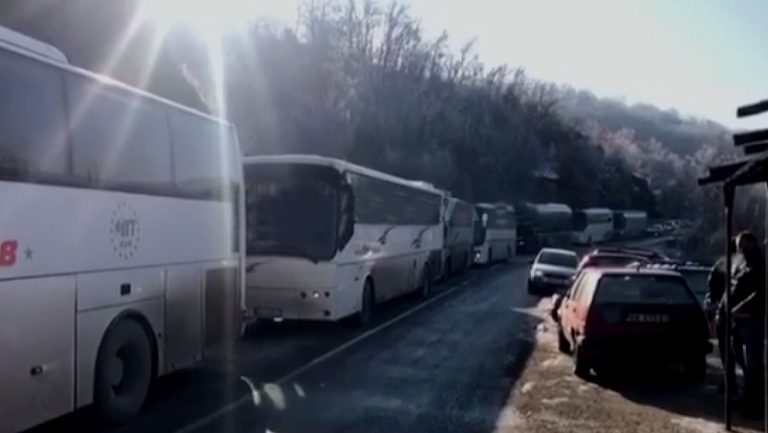 Serbët nga Kosova nisen me autobusë për të votuar në Serbi