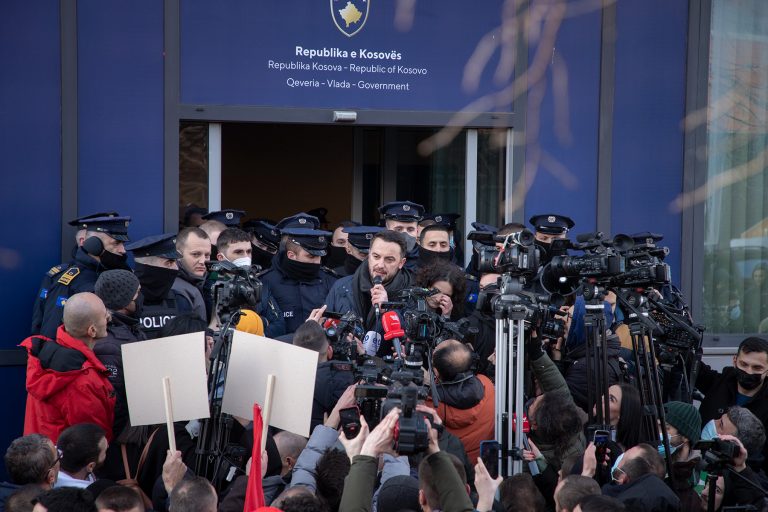 Policia po e kërkon Molliqajn për sulmin ndaj policit në protestë