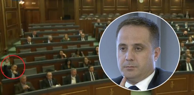 Driton Selmanaj është deputeti i vetëm që abstenoi në votimin e Rezolutës për referendumin serb