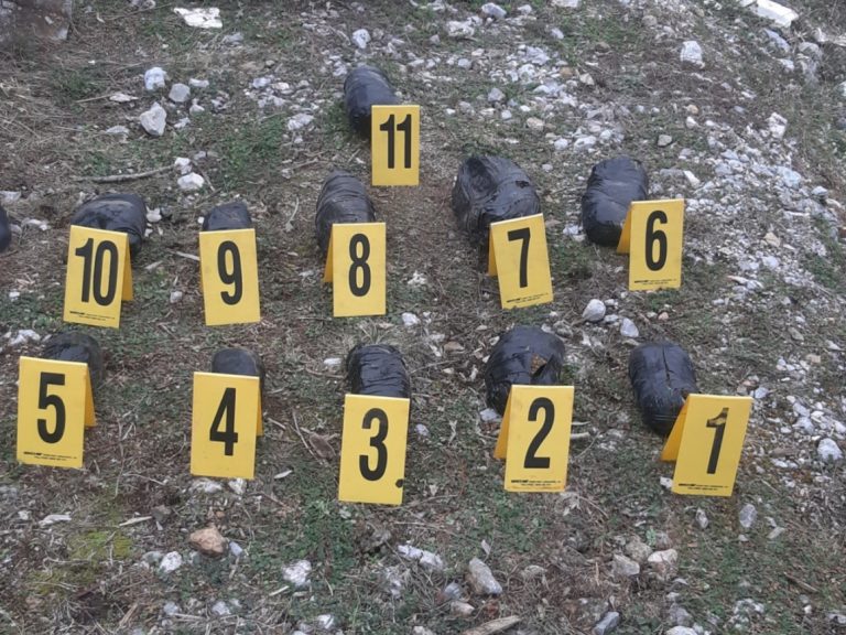 Policia gjen mbi 6 kg drogë të fshehur nën gurë në rajonin e Prizrenit