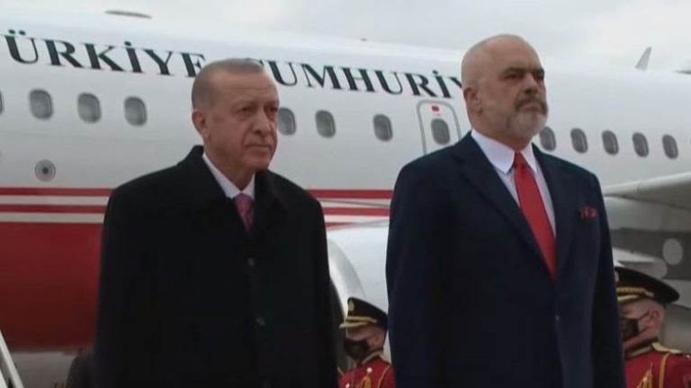 Presidenti turk mbërrin në Tiranë, pritet me ceremoni zyrtare
