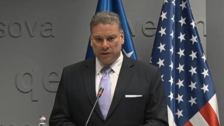 Escobar para senatorëve: Kosova e Serbia palë të barabarta, dialogu të përfundojë me njohje