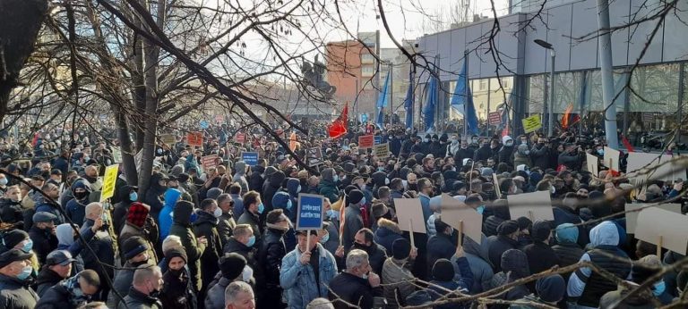 KMDLNj për protestën e PSD-së: U shkelën rregullat antiCOVID, nuk përfillej distanca