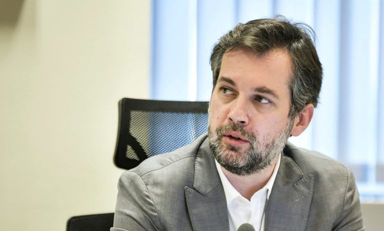 Ministri Çeku i përgjigjet ambasadorit gjerman: Shtëpia e Xhafer Devës ka vlera estetike, nuk po e rehabilitojmë figurën e tij