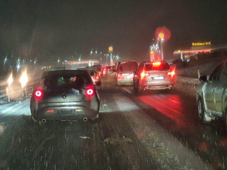 ( FOTO) Kolona të gjata të automjeteve në rrugën në afërsi të aeroportit ” Adem Jashari”