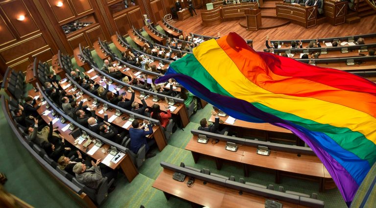 Sfidë për Qeverinë Kurti, së shpejti në Kuvend ligji për martesën e gjinive të njëjta!