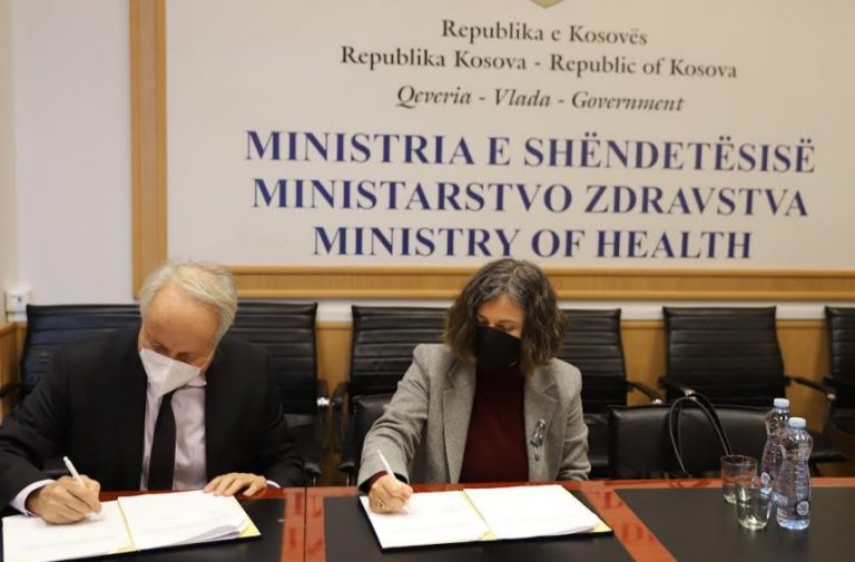 Ministri Latifi dhe UNICEF nënshkruajnë marrëveshje për vizitat mjekësore në shtëpi