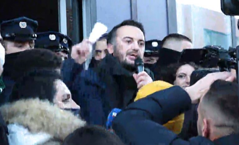 Dardan Molliqaj e quan Kurtin frikacak