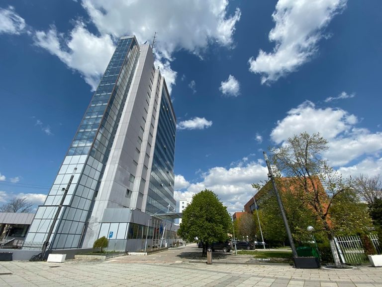 Qeveria për rastin e arrestimit të kameramanit: Liria e medias është vlerë themelore e demokracisë